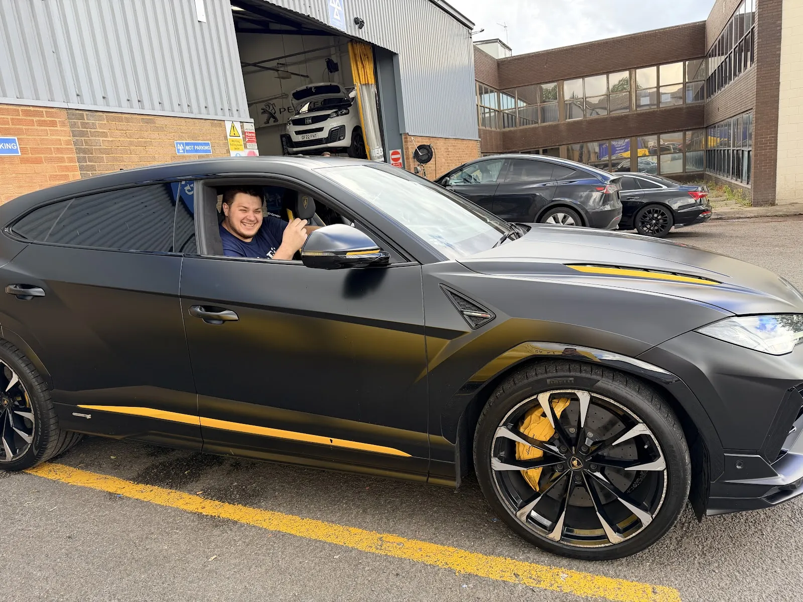 CarFix Garage - MOT, Servicing & Body Repairs, London